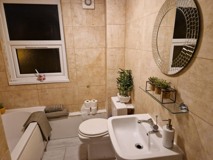 Bathroom 5, Brixton/Oval House, London