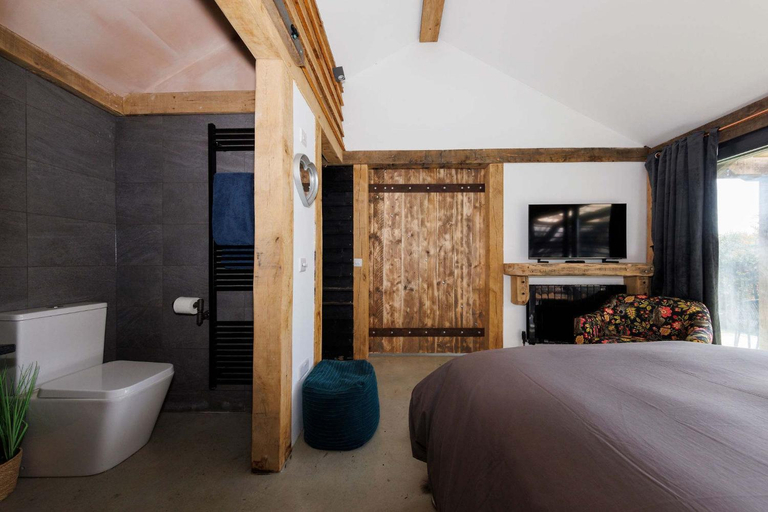 Others 3, Romantic Countryside Lodge with Hot Tub, West Sussex