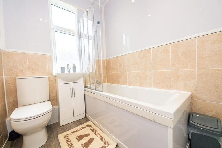 Bathroom, Room in Anfield, Sefton