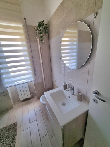 Bathroom 3, Niluna, Napoli