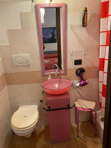 Bathroom 2, La finestra di Umberto vicino al centro con Parcheggio privato, Viterbo