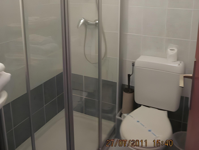 Bathroom 4, Hôtel les skieurs, Haute-Savoie
