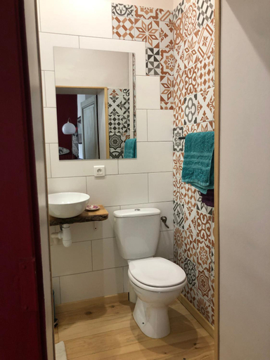 Bathroom 1, Les Trois Hiboux, Tarn