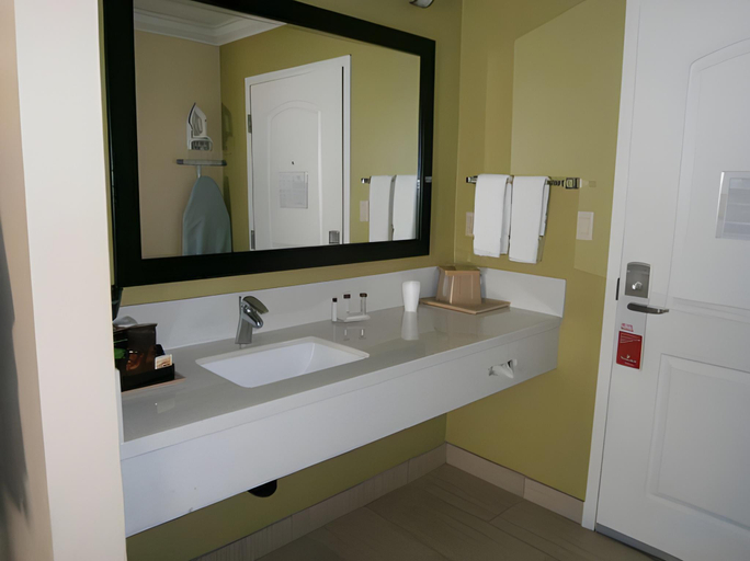 Bathroom 4, Solara Inn and Suites, Orange