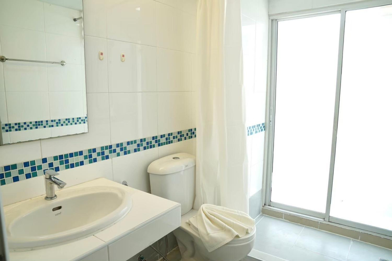 Bathroom 4, The View Residence, Rat Burana
