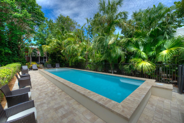 4, Waterfront Pink House with Private Dock & Pool, Lee