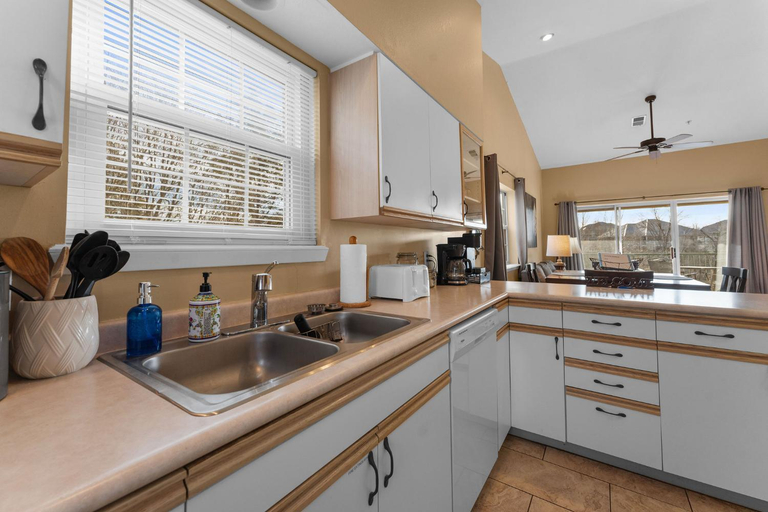 Others 2, Cozy Top Floor 2BR Condo with View and Amenities!!, Taney