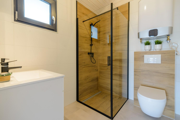 Bathroom 2, SANMAR-Caloroczne domki nad morzem w Dziwnowku, Kamień
