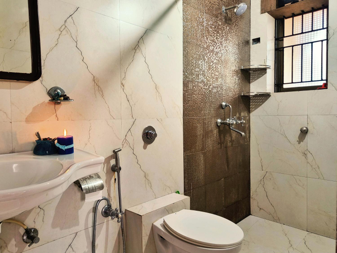 Bathroom 2, Plaza de Araujo, South Goa