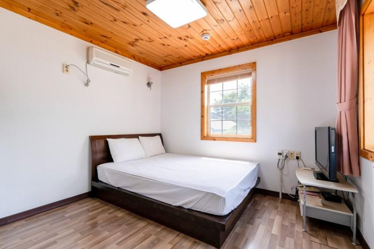 Bedroom 2, Gangneung Raemian Pension, Gangneung