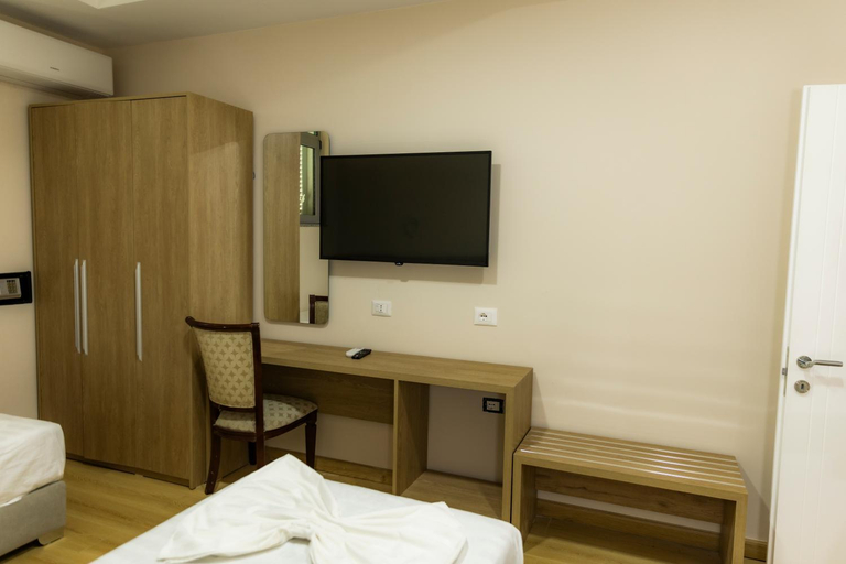 Others 4, Hotel Univers, Kurbinit