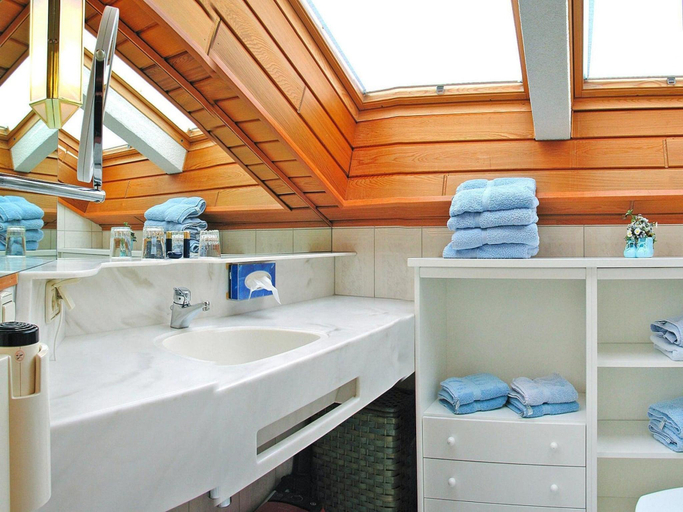 Bathroom 4, Chalet in Dienten with Ski-In Access & Sauna, Zell am See