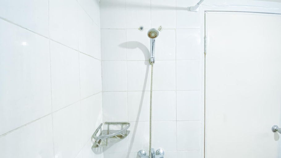 Bathroom 2, Cozy and Best Deal Studio Amethyst By Travelio, Jakarta Pusat