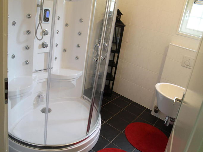 Bathroom 3, Countryside Barn Retreat, Wierden