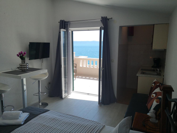 Others 4, Apartmani California, Podgora