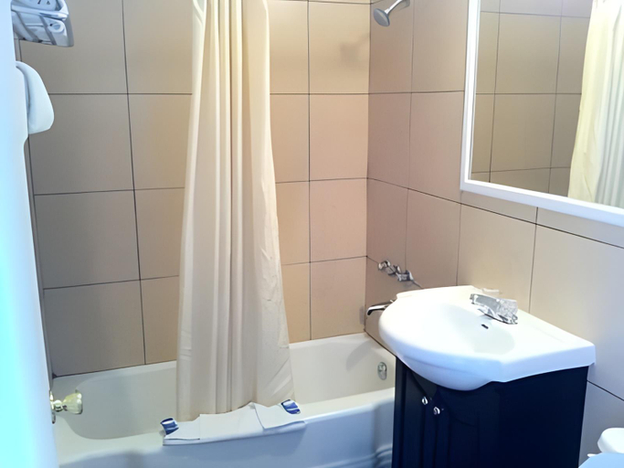 Bathroom 4, Hutchinson Inn, Reno