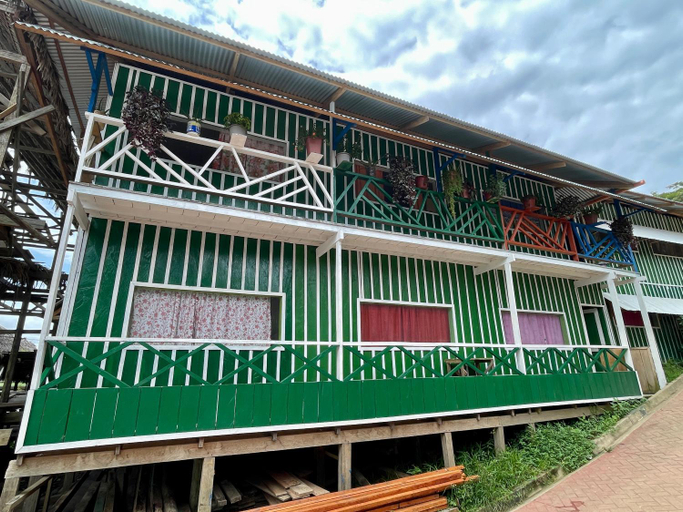 Exterior & Views