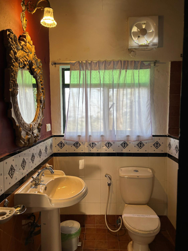 Bathroom 2, INDeco Lake Forest, Salem