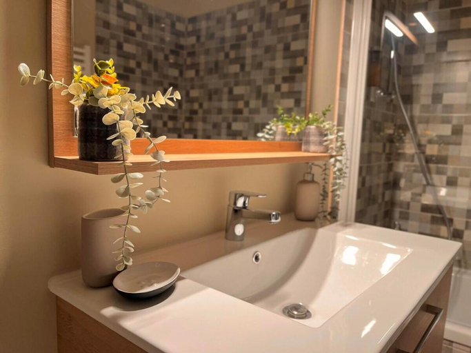 Bathroom 3, Le repaire de l'écuyer - gitesdanslain, Ain