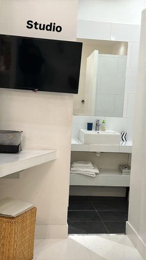 Bathroom 3, Sainte Apartments, Bouches-du-Rhône