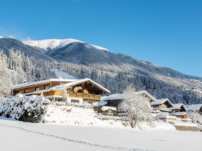 Exterior & Views, Chalet in Neukirchen with Mountain Views, Zell am See