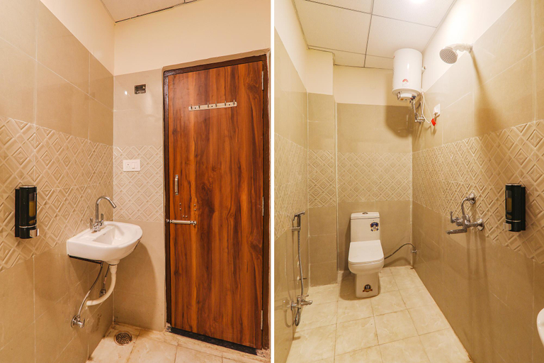 Bathroom, Fabhotel Rachna Palace And Banquets, Lucknow
