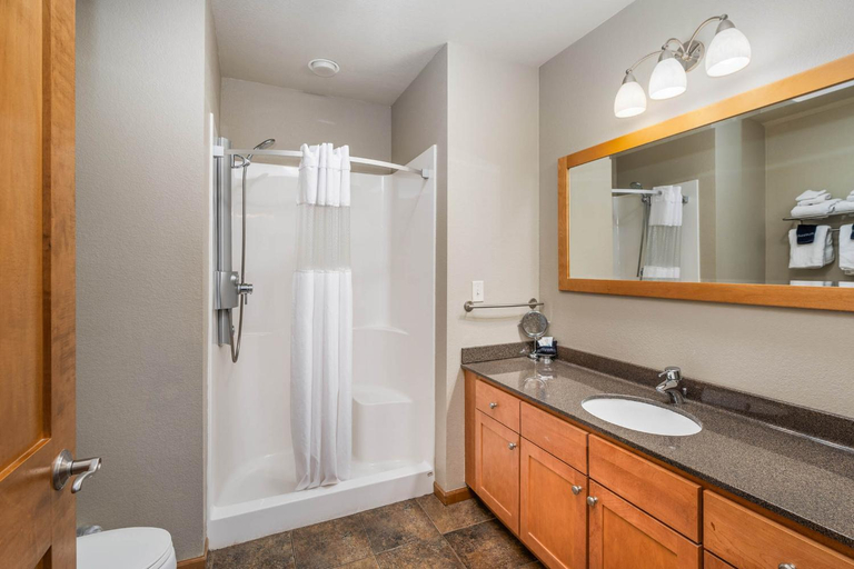Bathroom 3, Beacon Pointe on Lake Superior, Saint Louis