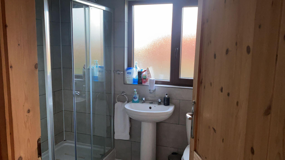 Bathroom 2, Lakeside Fishing Cabins, Lincolnshire