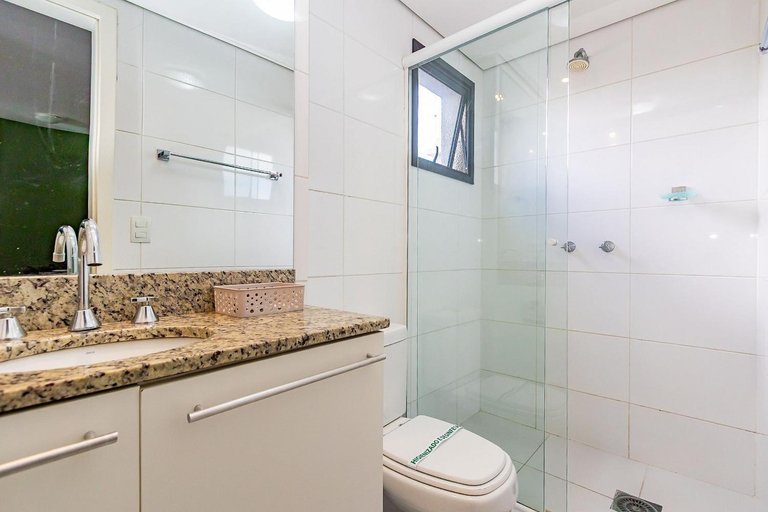 Bathroom, Apto em frente ao shopping com piscina aquecida, Curitiba