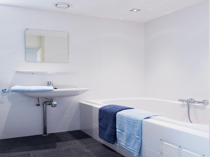 Bathroom 2, Bungalow near Alde Feanen Site, Tytsjerksteradiel