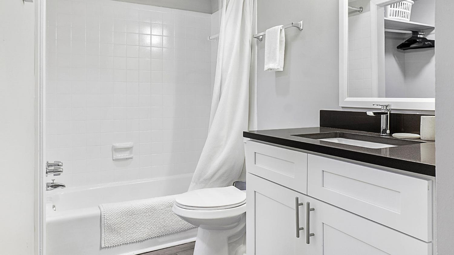 Bathroom, Meridian Kessler Modern Apartments by Barsala, Marion