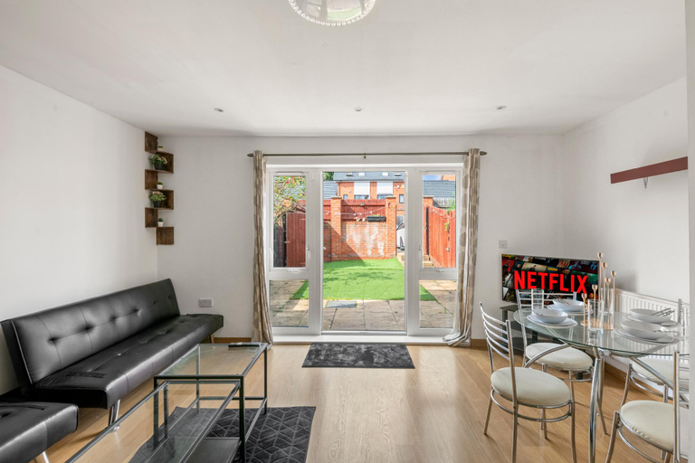 3, Contractor|Business|Family|Parking In Reading, Wokingham