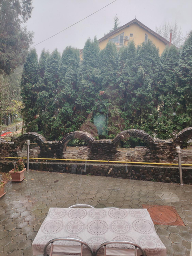 Others 5, Casa Rosa, Livadia