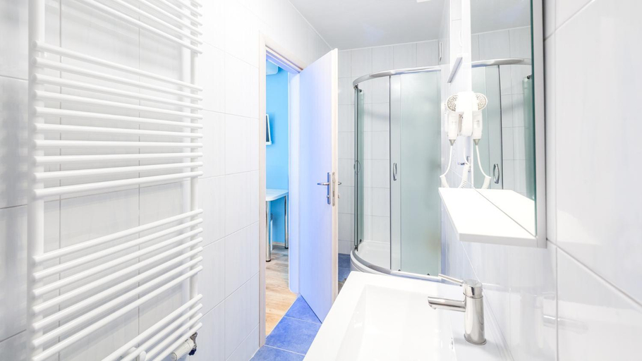 Bathroom 4, Difuzni hotel Zlatni Lug, Požega