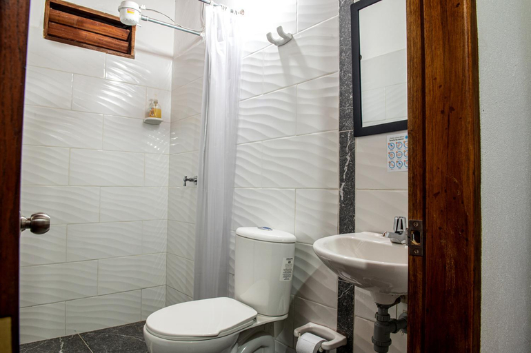 Bathroom 5, CAFE RACER HOSTEL, Jardín