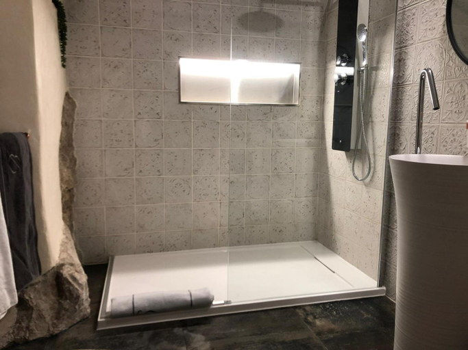 Bathroom 3, Nuit insolite avec jacuzzi privatif et piscine, Alpes-Maritimes