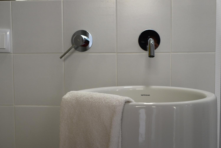 Bathroom 4, Casa Napperon, Abrantes