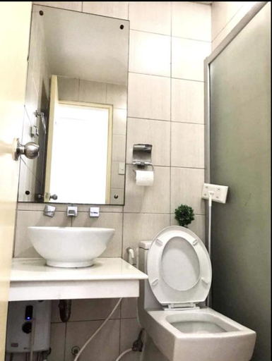 Bathroom, Stylish Malate City Hub at Birch Tower, Manila City