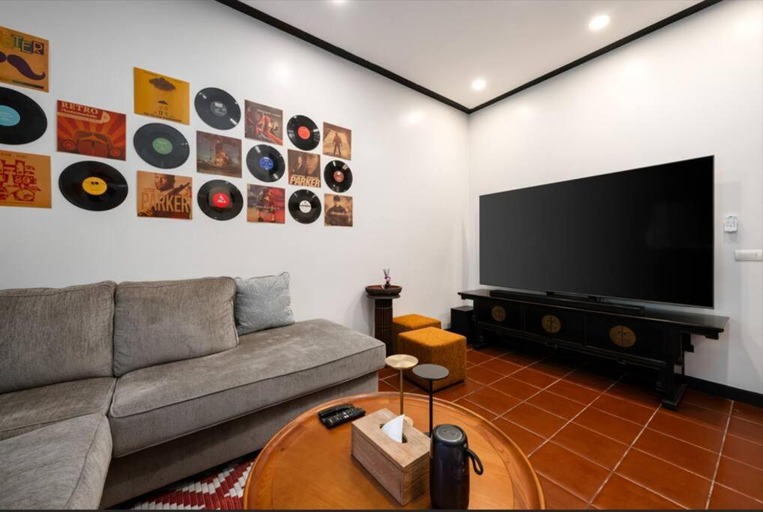 Shared lounge/TV area