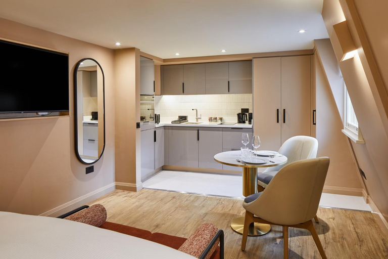 Others 5, Master Cannon, London