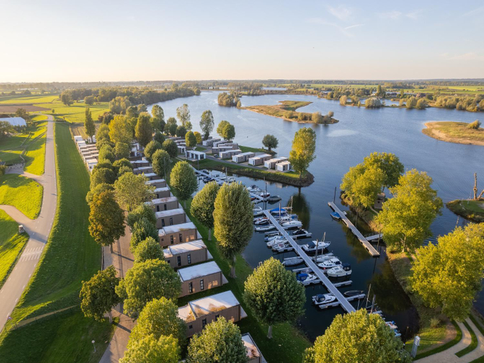 Others 5, Cozy Riverside Escape, Buren