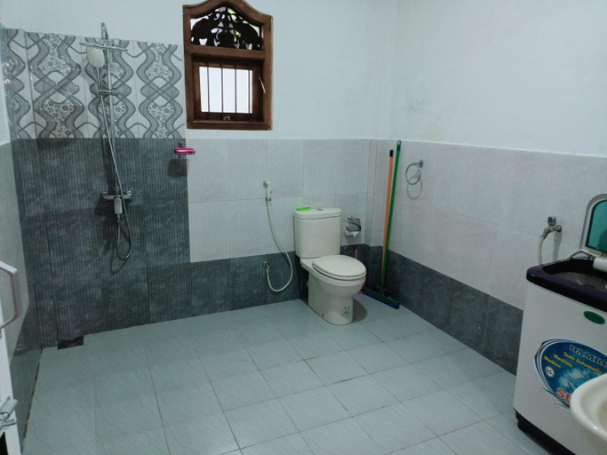 Bathroom 5, Sunrise Relax Inn, Beruwala