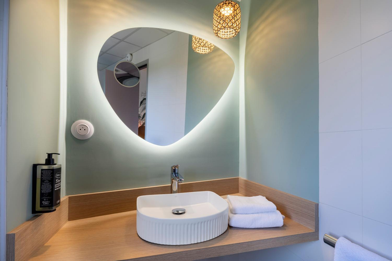 Bathroom 3, ibis Styles Pontivy Centre, Morbihan