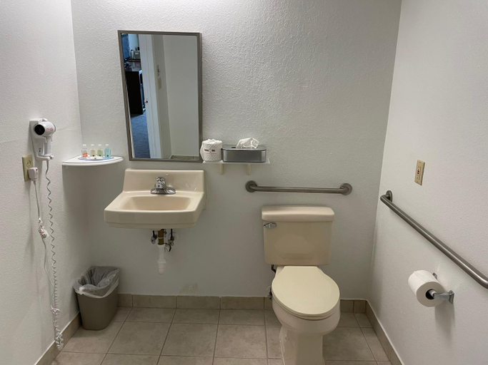 Bathroom 4, Quality Inn & Suites Georgetown - Seaford, Sussex