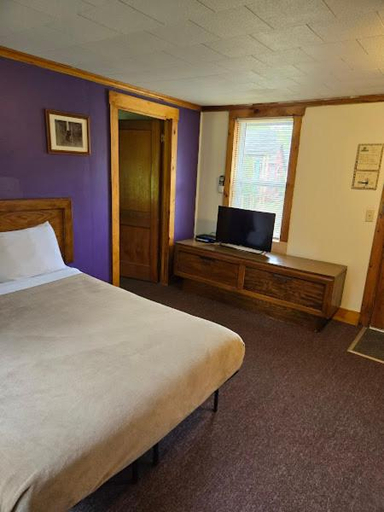 Bedroom 2, Mount Jefferson View, Coos