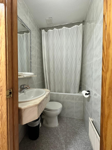 Bathroom 3, Hostal Zaragoza Centro, Zaragoza