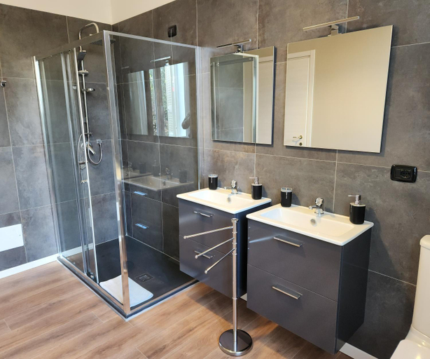 Bathroom 3, Le Sale Resort, Caserta