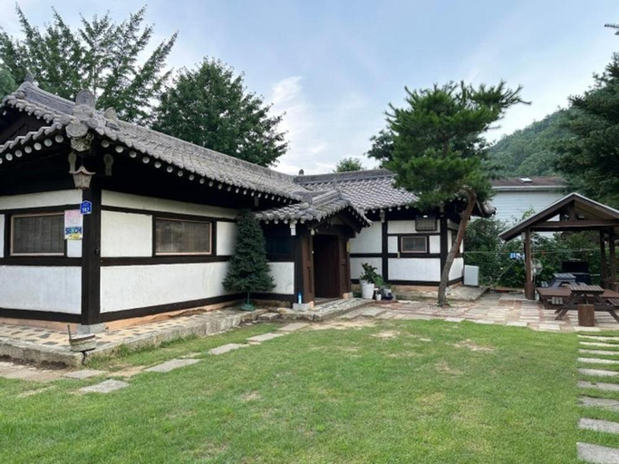Exterior & Views 1, Hongcheon Neoreunbawi Pension, Hongcheon