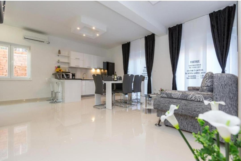 Others 5, Apartments & Rooms Jure, Starigrad