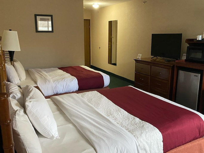 Bedroom 2, Hometown Inn, Cheboygan